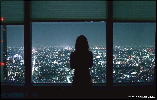 cô gái cô đơn trong đêm