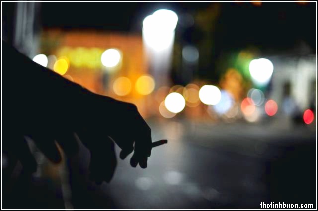 khói thuốc trong đêm cô đơn